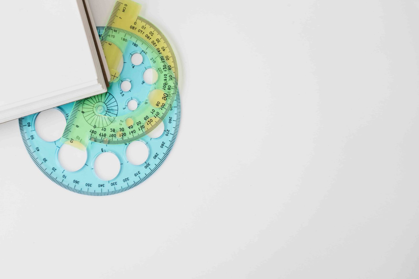 The Use of Protractor in Islamic Geometry